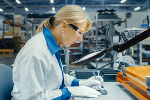 25101_iQ_ESD_Daylight_UV_Magnifier_-_Electronics_Factory_Worker_Inserting_Microchips.jpg