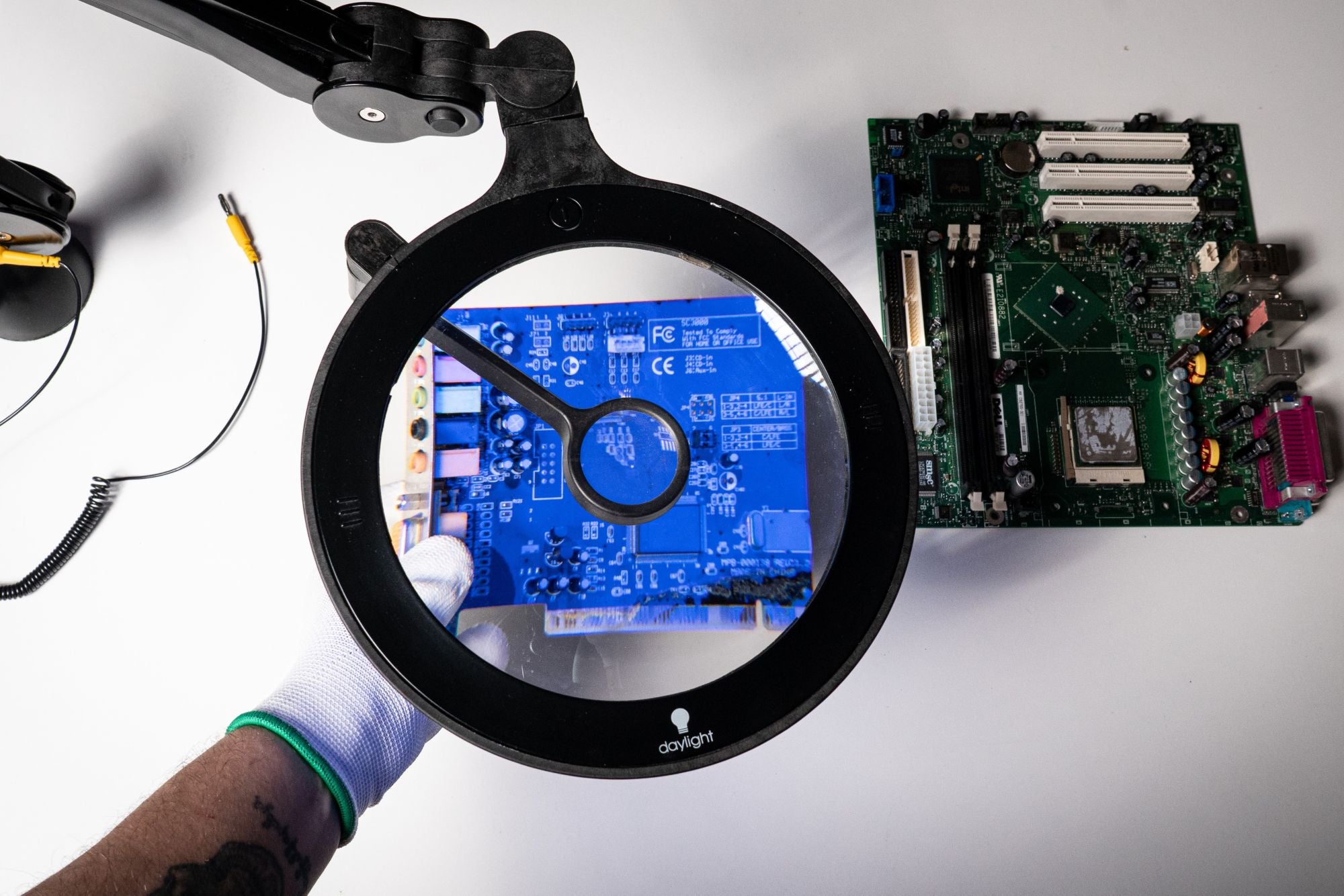 iQ ESD Daylight & UV Magnifier