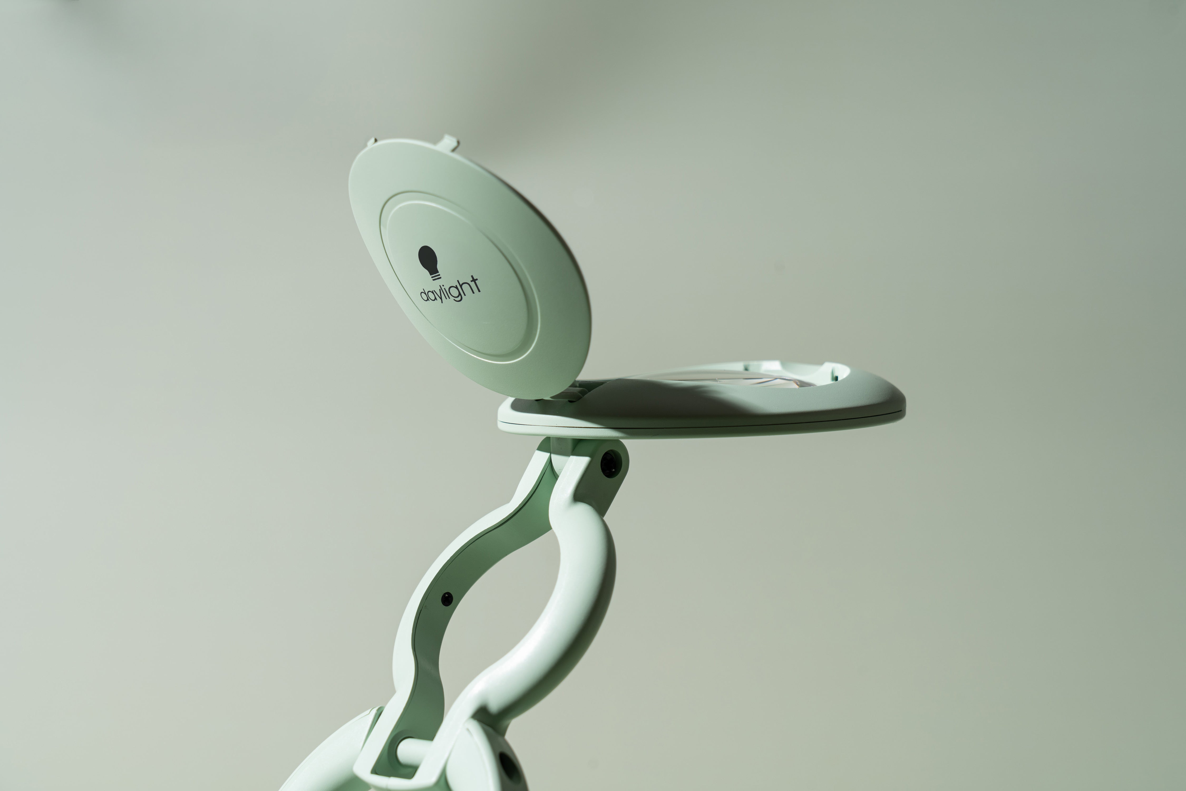 YoYo Magnifier - Sage Green – Daylight Company