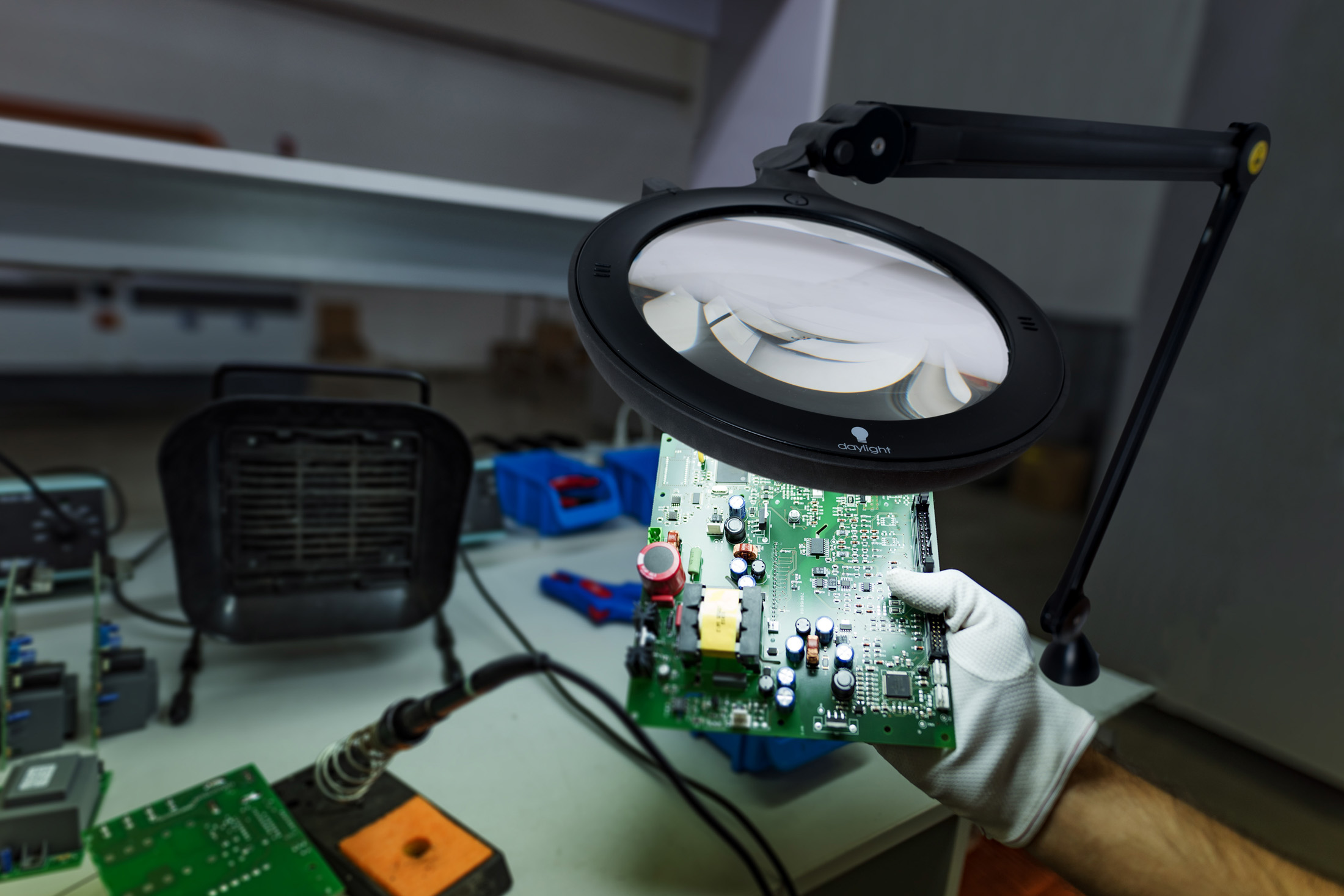 ai様mat p wht38 iQ ESD Daylight & UV Magnifier – The Daylight Company