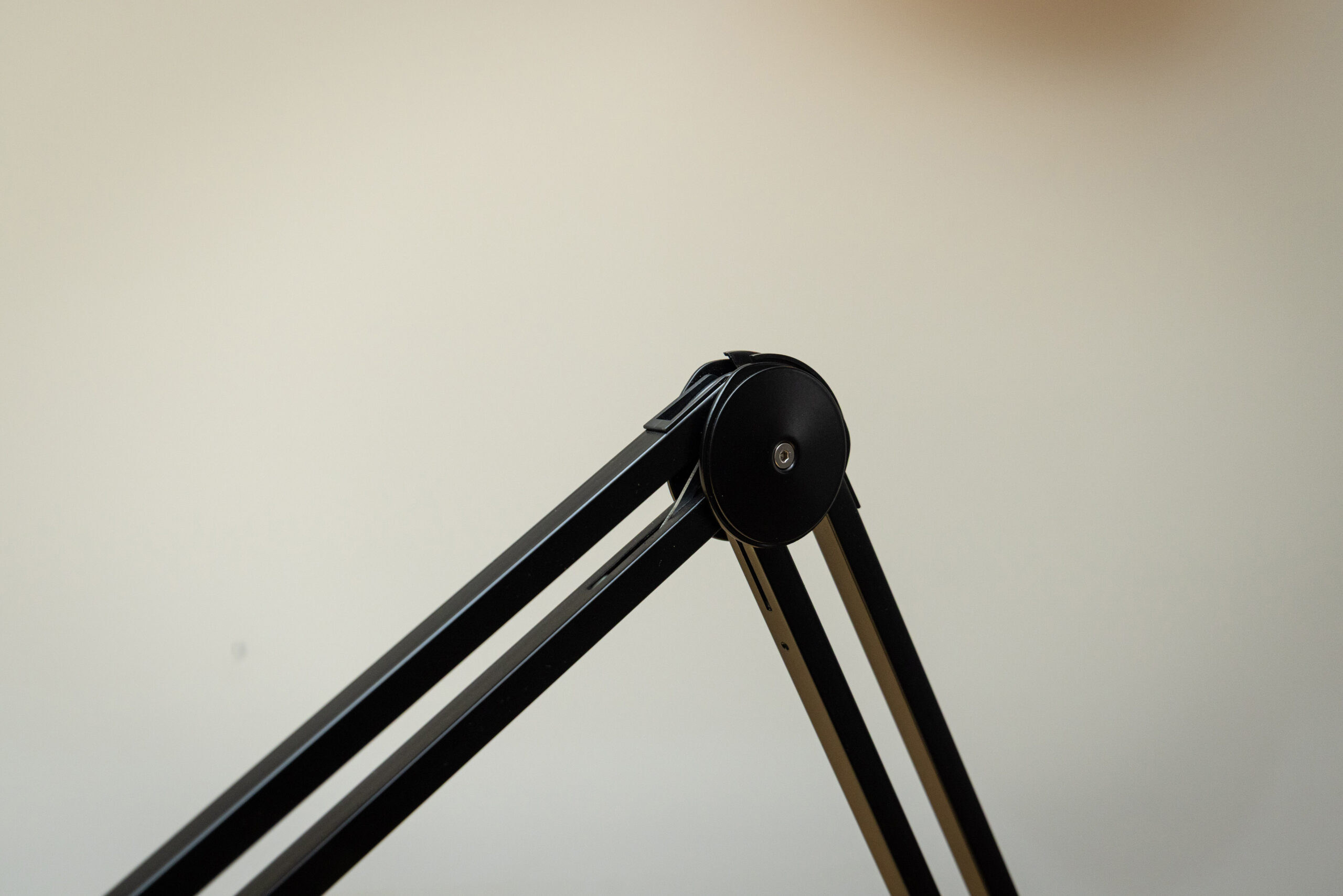 Lumi – Satin Black – The Daylight Company